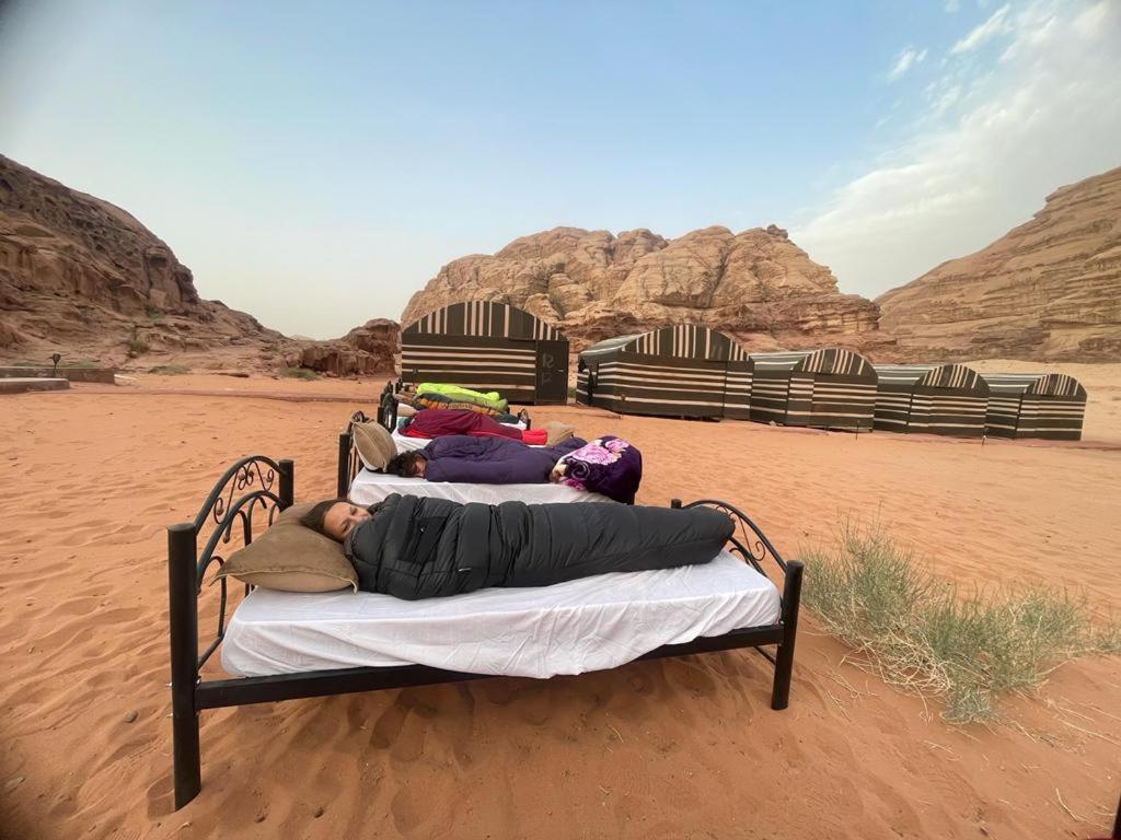 Hotel Bedouin Tours Camp à Wadi Rum Extérieur photo